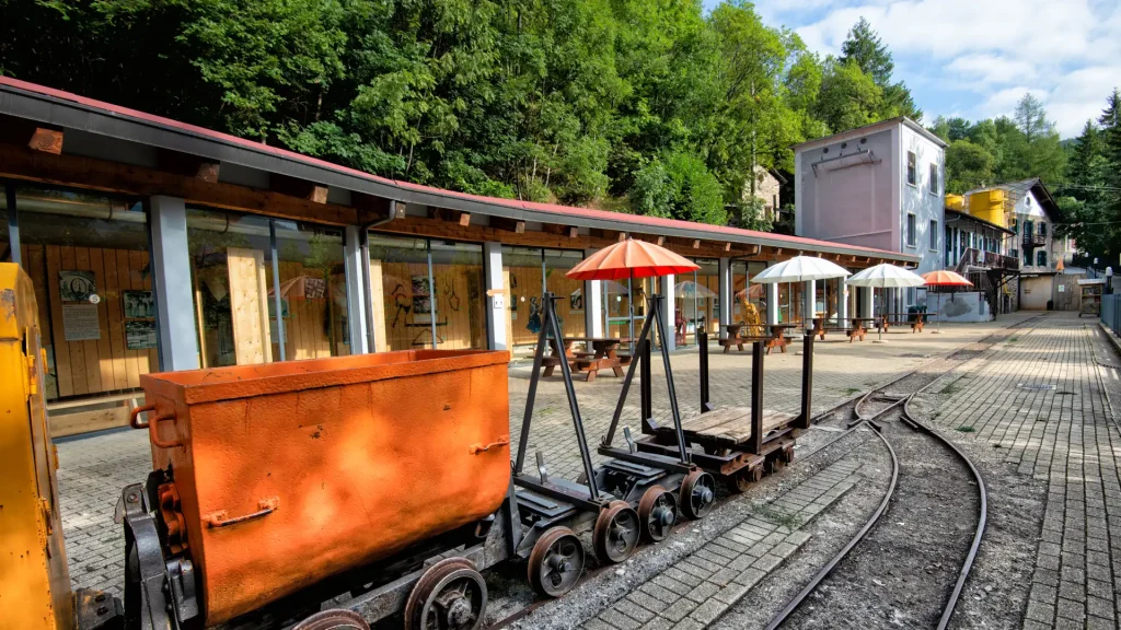 Veduta esterna ingresso miniera Paola ®dbstudio/sgsm