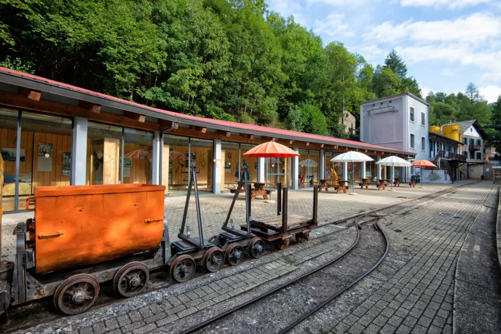 Carrelli minerari storici sui binari nell’area esterna dell’Ecomuseo delle Miniere.