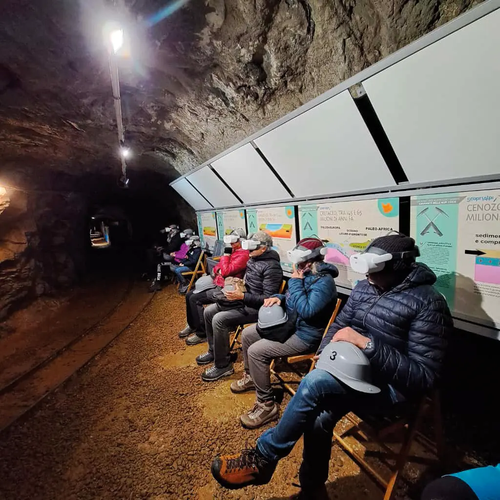 Visitatori con visori per la realtà virtuale in galleria