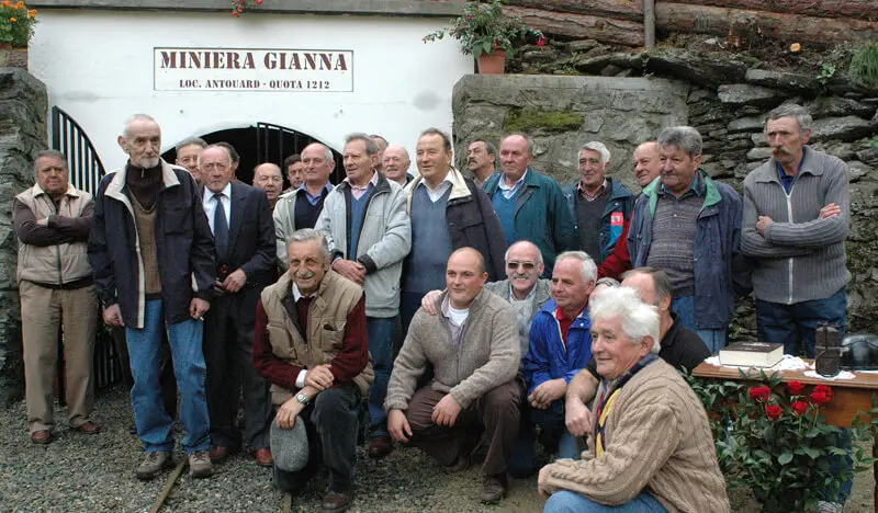 Gruppo di ex minatori davanti all’ingresso della Miniera Gianna