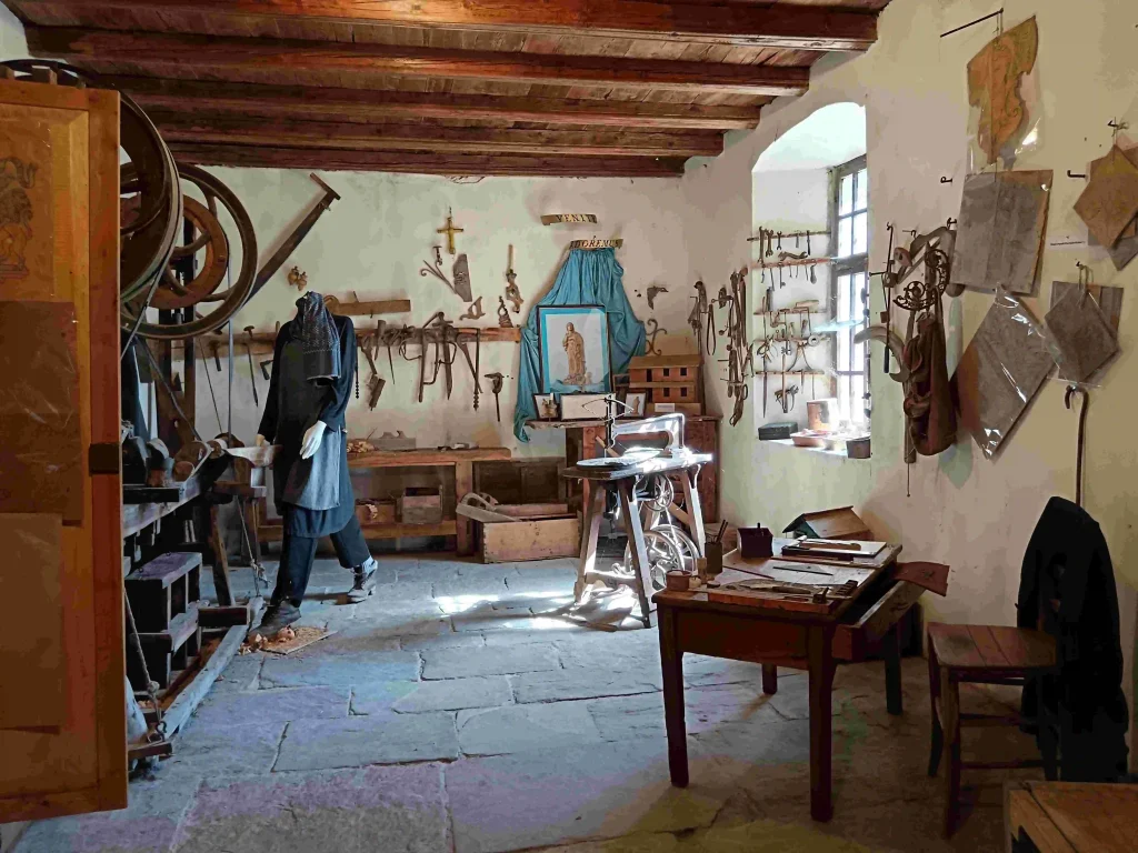 Interno della Mostra Permanente Don Giulio Richiardone con antichi attrezzi e oggetti della vita e del lavoro in Val Germanasca.